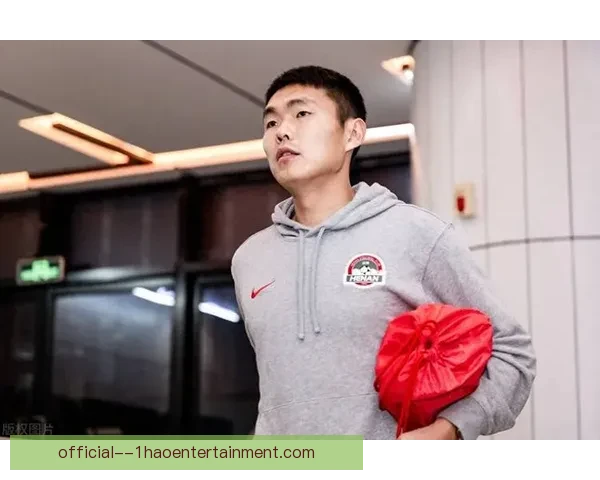 王上源在河南队与国家队双线担纲中场防守与组织核心